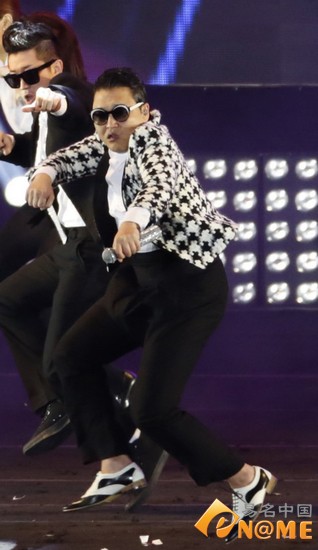 鸟叔新歌《绅士》MV引热议 扭胯舞域名被抢注